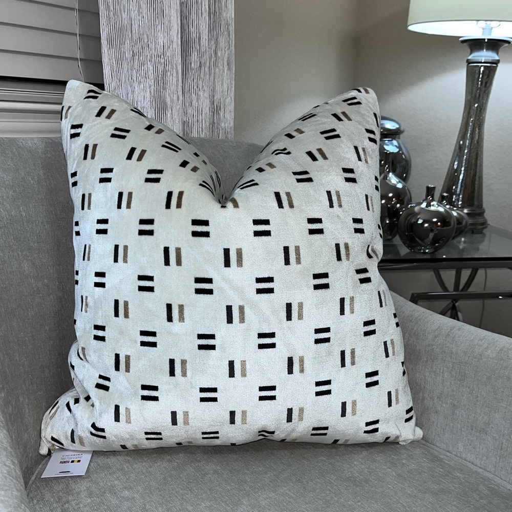 1-NWT CALDEIRA HAMMERSMITH DESIGN
VELVET DECORATIVE PILLOW